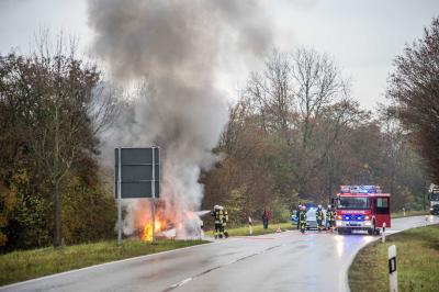 Plochingen: Nissan Qashqai brennt auf Landstrasse komplett aus